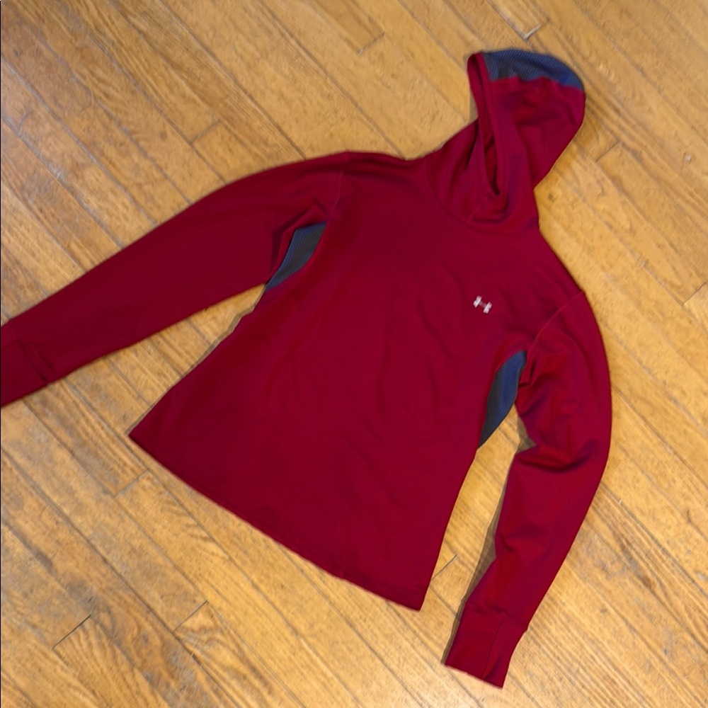🌼UNDER ARMOUR SHIRT WITH HOOD AND HAND COVERS - GREAT FOR COOL WORKOUTS🌼